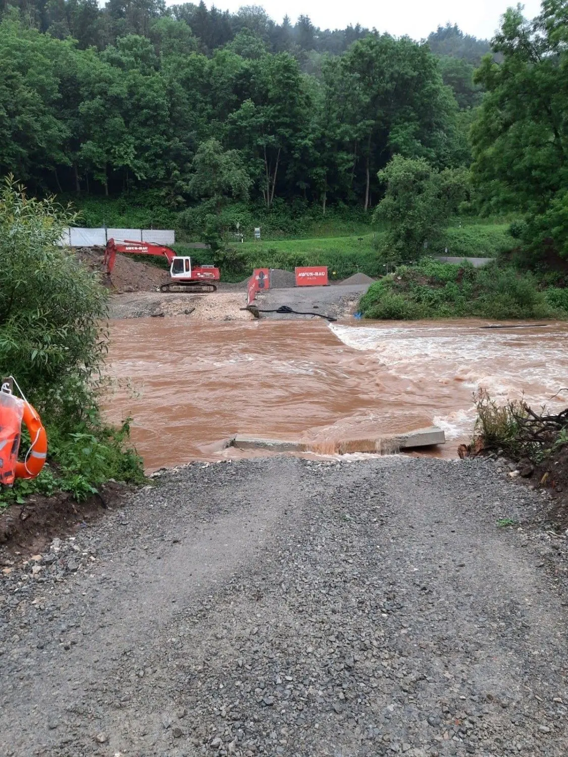 Durch einen Starkregen im Oberlauf vom Kocher bei Abtsgmünd stieg der Kocher um 1,20 Meter. Die Wassermassen hatten soviel Kraft, dass sie die Behelfsfurt mitrissen.