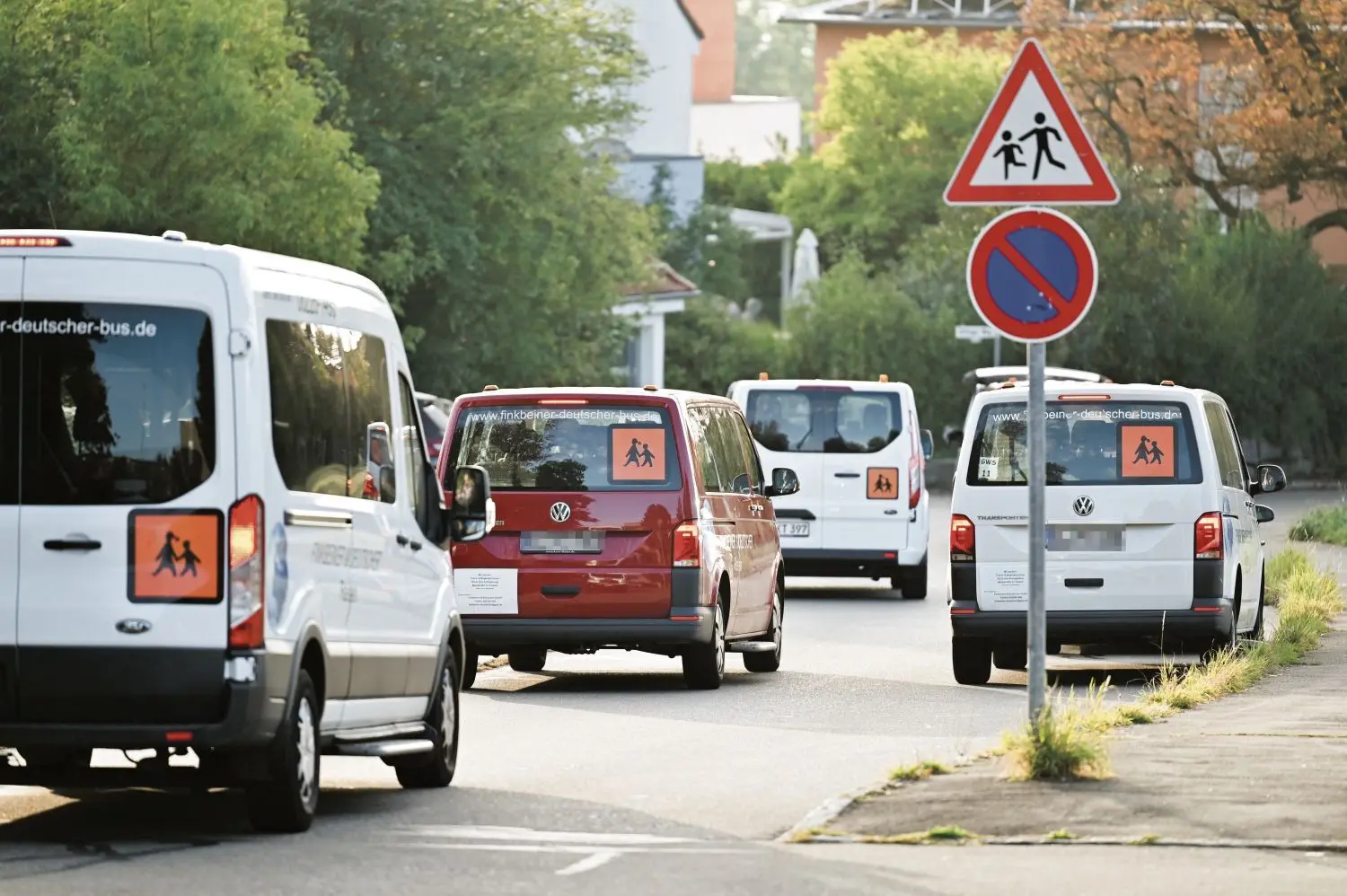 Morgens nach 8 Uhr an der Gustav-Werner-Schule. Die Fahrzeuge rollen an, die Kinder und Jugendliche aus der Stadt und dem Alb-Donau-Kreis an das sonderpädagogische Bildungs- und Beratungszentrum in Böfingen bringen.