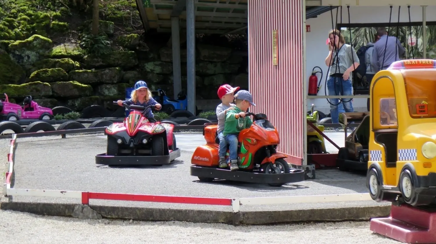 Auch das gehört zum Seerosengarten: Mit dem Boxautole fahren.