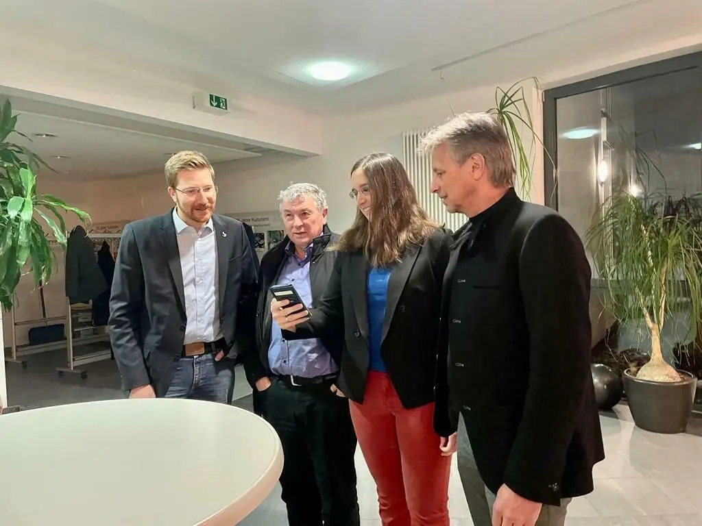 Warten auf das Ergebnis der Bürgermeisterwahl Blaufelden: Die Bürgermeister aus der Nachbarschaft Christian Mauch (Gerabronn), Jürgen Silberzahn (Wolpertshausen), Jacqueline Förderer (Schrozberg) und Wolfgang Class (Langenburg) (von links).
