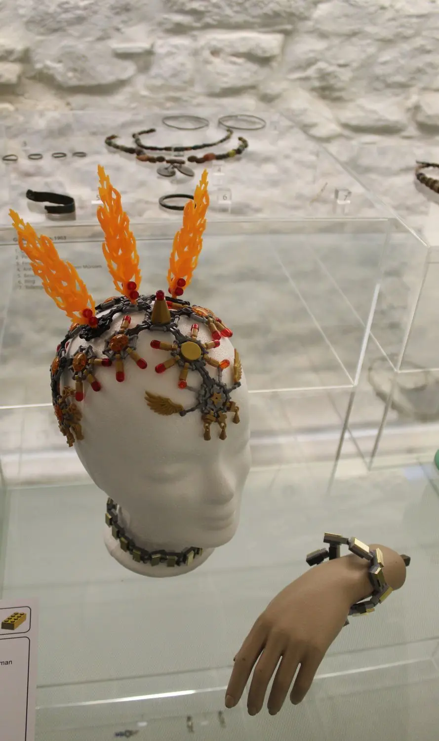 Juwelen im Gewölbekeller mit Kontrast-Effekt: vorne bunter Armschmuck und Kopfputz aus Lego-Fantasy-Teilchen, dahinter 1500 Jahre alter Original-Schmuck aus der Keltenzeit.