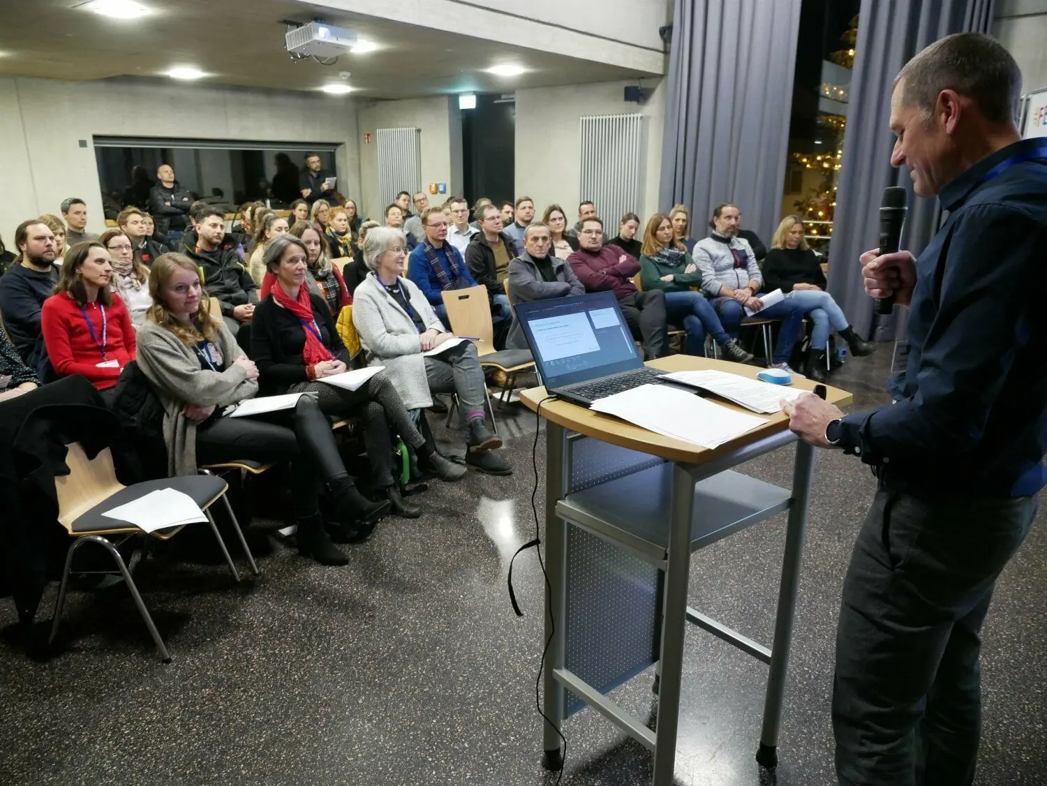 Von der Resonanz positiv überrascht: FES-Schulleiter Friedrich Elser beim Infoabend im Glemser Dorfgemeinschaftshaus.