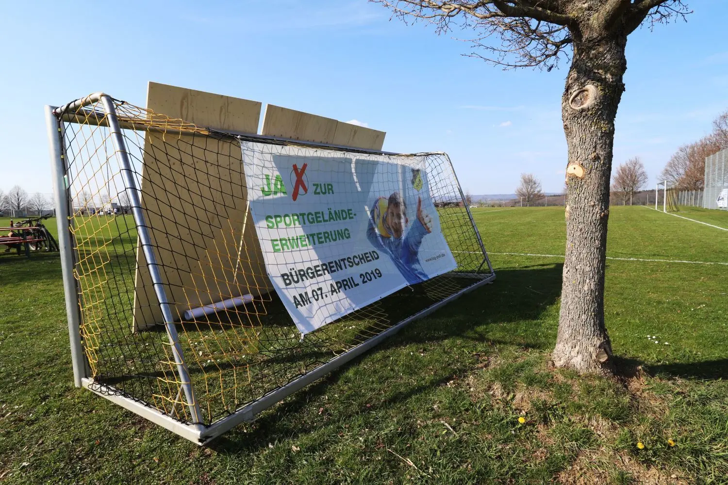 So sah der Wahlkampf zum Bürgerentscheid in Zell aus: links ein Plakat pro Stadion, rechts eines dagegen.