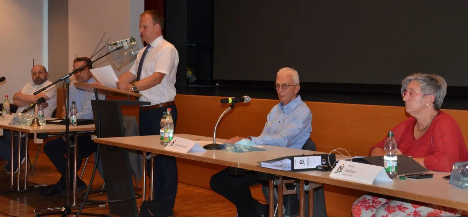 Groß war das Interesse der Bürger an der Informationsveranstaltung der im Niederstettener Gemeinderat vertretenen Listen in der Alten Turnhalle, bei der sich Bürgermeisterin Heike Naber (unteres Bild rechts)mehrfach für ihre kommunalpolitischen Fehler entschuldigte.⇥