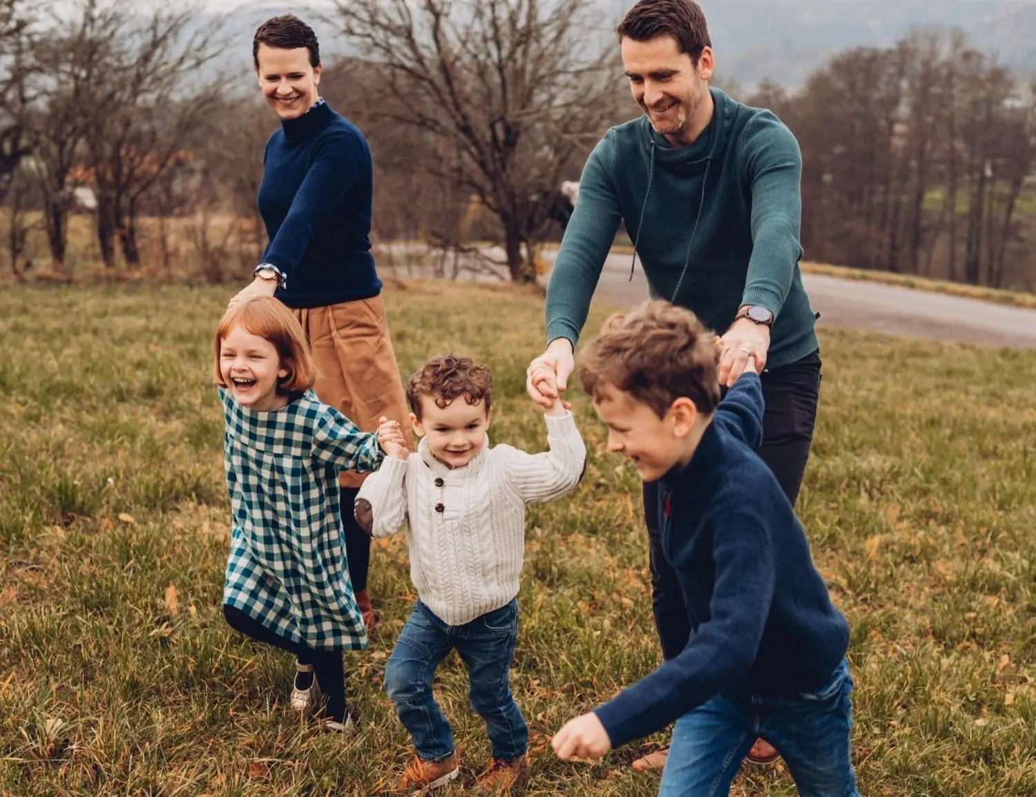 Sarah und Peter Frinsel mit ihren drei Kindern Ian (8 Jahre), Sadie (6 Jahre) und Felix (3 Jahre).