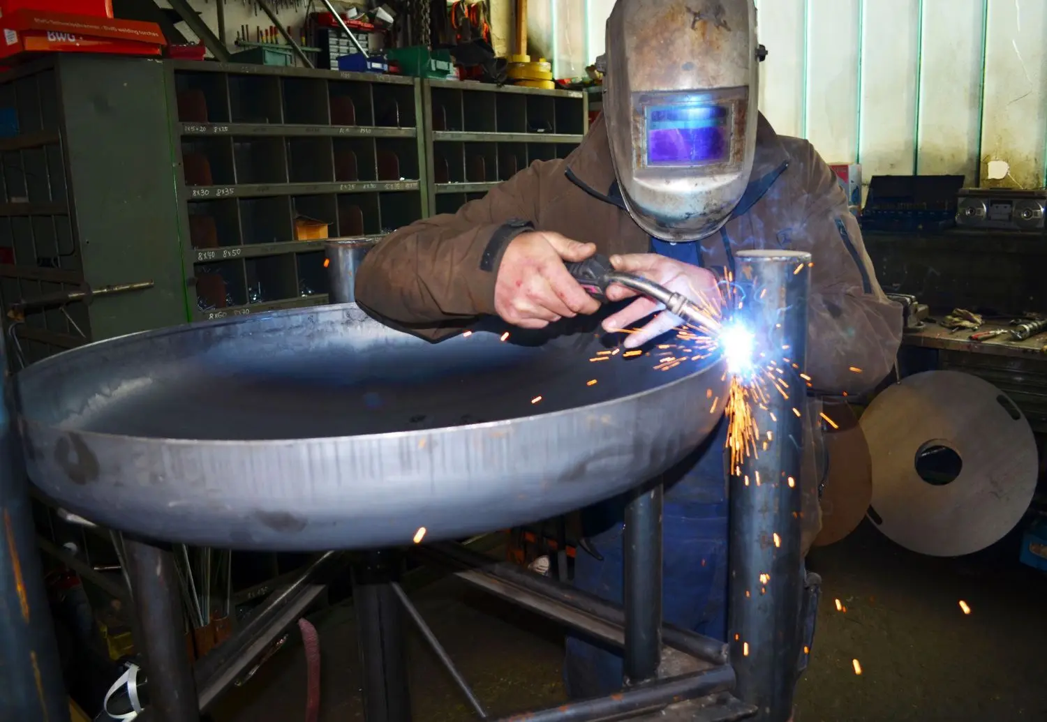 In der Werkstatt schneiden und verschweißen Volker Wirsching und seine Mitarbeiter das Material.