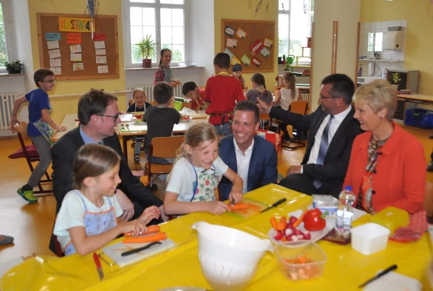CDU-Staatssekretärin Friedlinde Gurr-Hirsch (v. rechts) sitzt mit OB Alexander Baumann, dem Landtagsabgeordneten Manuel Hagel, Bürgermeister Sebastian Wolf und Kindern zusammen.⇥