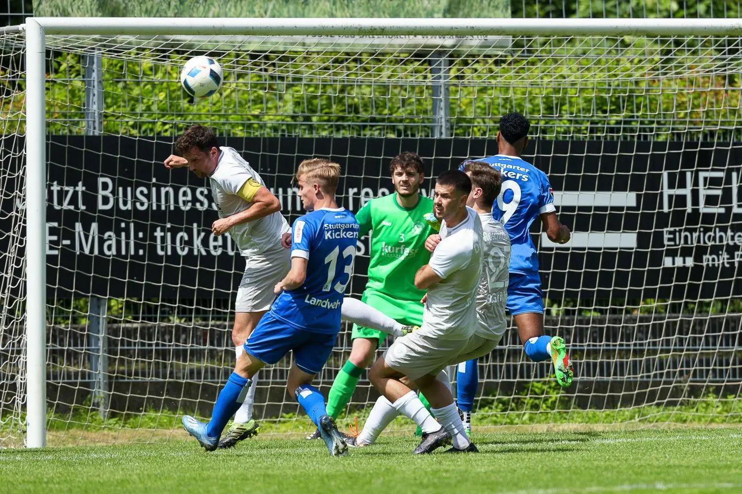 Geislingens Uwe Grupp (links) klärt im Strafraum. Von einem Zwei-Klassen-Unterschied war beim Vorbereitungsspiel des Landesligisten gegen den Oberligisten Stuttgarter Kickers wenig zu merken.
