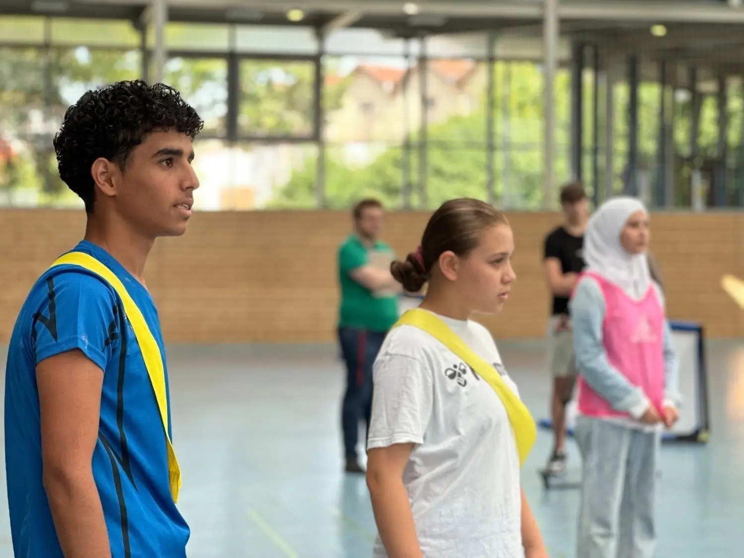 Kinder und Jugendliche aus 15 Nationen lernen in den Vorbereitungsklassen spielerisch die deutsche Sprache. Einer davon ist Mohammad, ein ziemlich guter Werfer.