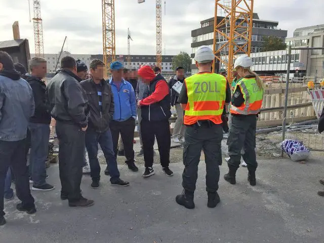 Mitarbeiter des Zolls kontrollieren auf der Baustelle der Ulmer Sedelhöfe.