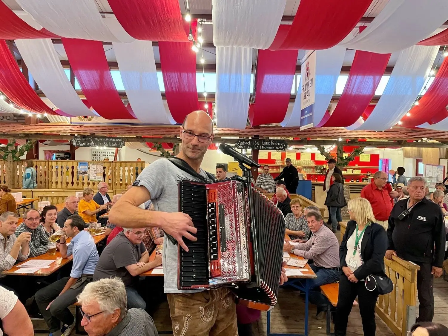 Die Hohenloher Band Gräni Gang unterhält in der Festhalle Hahn zur Mittelstandskundgebung.