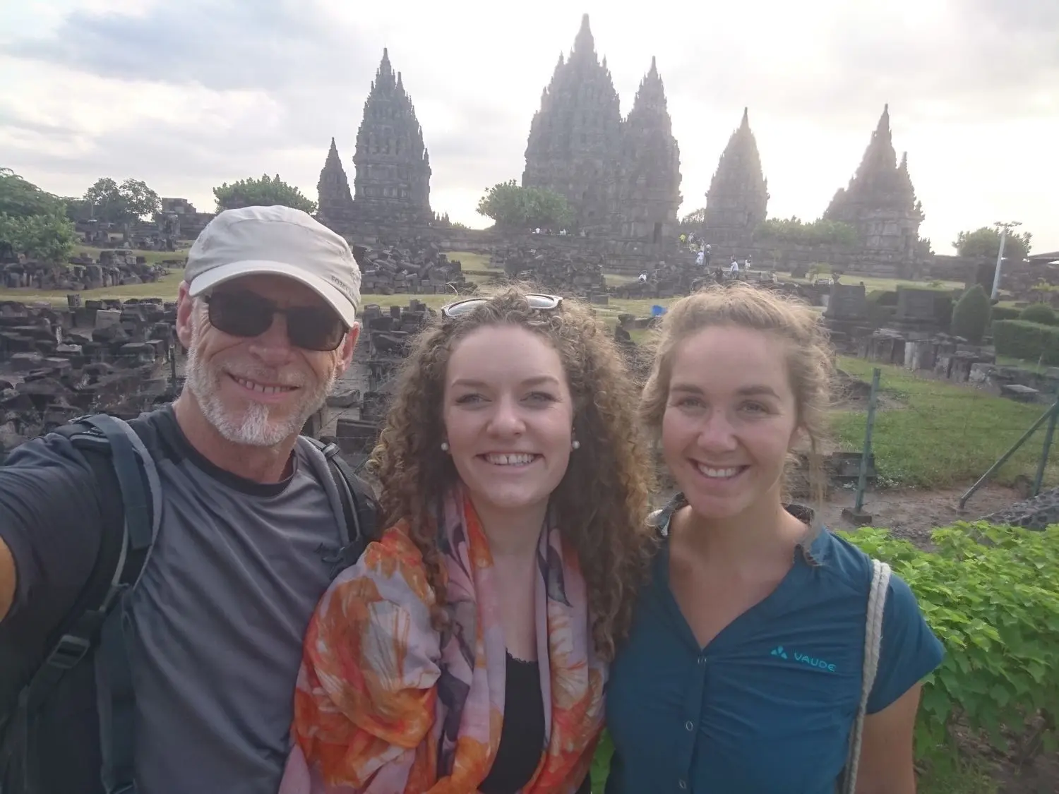 Ingenieure ohne Grenzen: Hermann Dreizehnter, Valerie Pabst und Anika Zwiener. Das Ulmer Projektteam vor einer alten Tempelanlage in Yogyakarta.