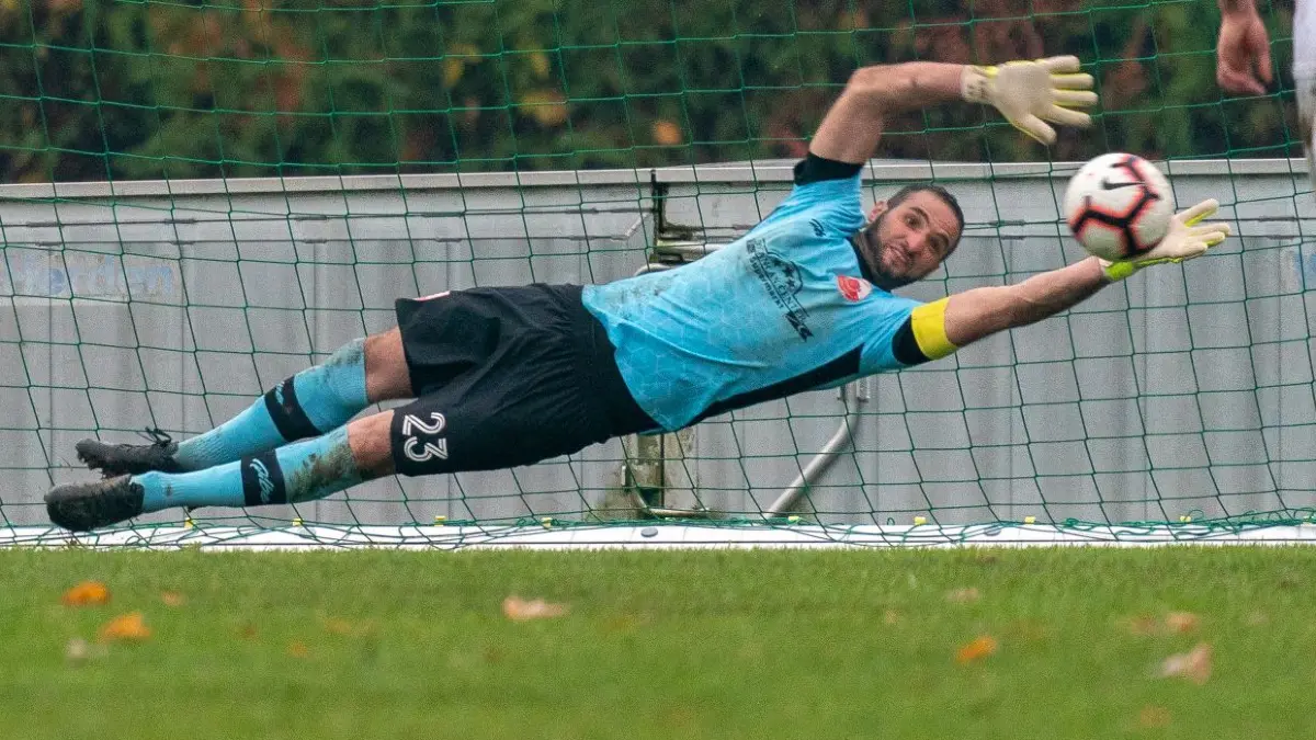 Zweimal musste Ediz Özer, Torhüter bei Verbandsligist Türkspor Neu-Ulm, in der Partie gegen den FC Wangen hinter sich greifen.
Fußball Donau/Iller: Verbandsliga Türkspor Neu-Ulm - Wangen:
Torwart EDIZ ÖZER