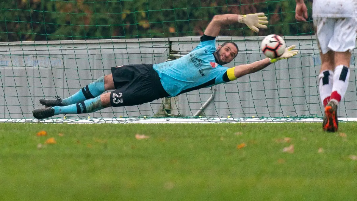 Zweimal musste Ediz Özer, Torhüter bei Verbandsligist Türkspor Neu-Ulm, in der Partie gegen den FC Wangen hinter sich greifen.
Fußball Donau/Iller: Verbandsliga Türkspor Neu-Ulm - Wangen:
Torwart EDIZ ÖZER