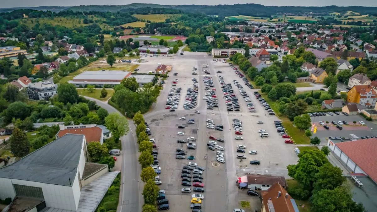 Eine Baumreihe soll über die Längsachse den Crailsheimer Volksfestplatz in eine Nord- und eine Südhälfte teilen.⇥