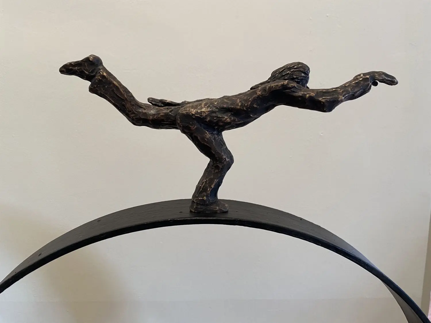 „Eile“ heißt diese Skultpur aus Bronze und Stahl von Uwe Bürkle. Die meisten seiner Figuren strahlen eine hinreißende Leichtigkeit aus.