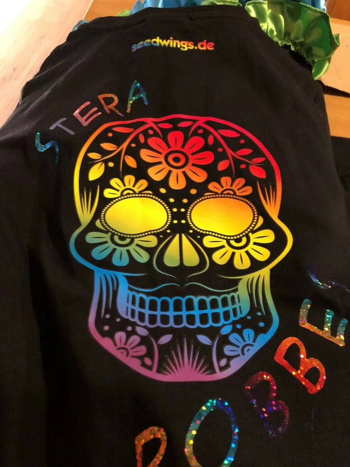 Das Ball-Shirt zeigt einen glitzernden Totenkopf. ⇥