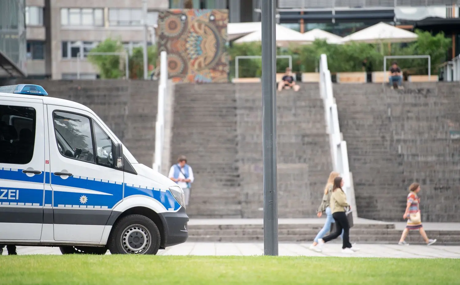 Verstärkte Überwachung: Auch am Donnerstag stand ein Polizeiwagen auf dem Schlossplatz in Stuttgart.