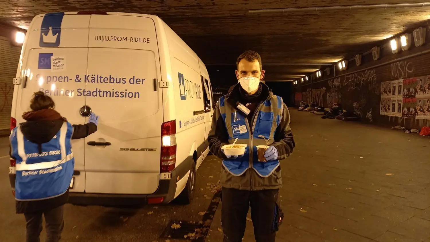 Hilfe vor Ort: Yannick Büchle von der Berliner Stadtmission bringt den Obdachlosen am Abend Suppe und Tee unter die Brücke.