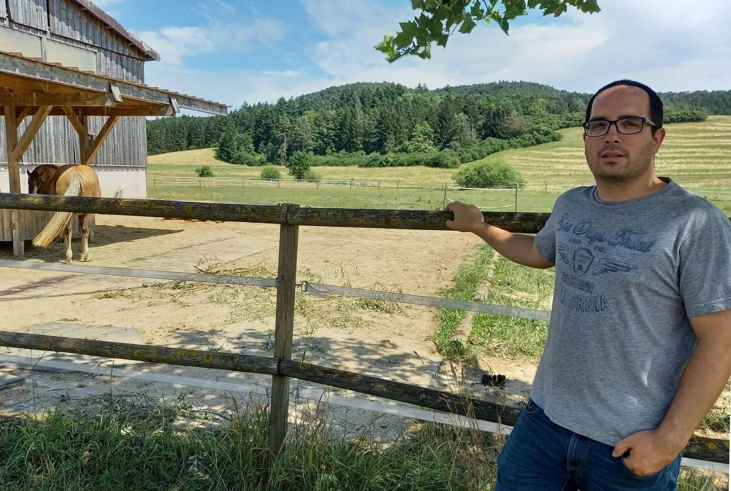 Wiesenstreifen, die im Laufe der Jahre über den Acker wandern, fördern Natur- und Klimaschutz und machen den Boden fruchtbarer. Mit diesem Ziel vor Augen hat Oliver Schmid aus Owingen das neue Ackerbausystem „Wandernde Wiese“ entwickelt.