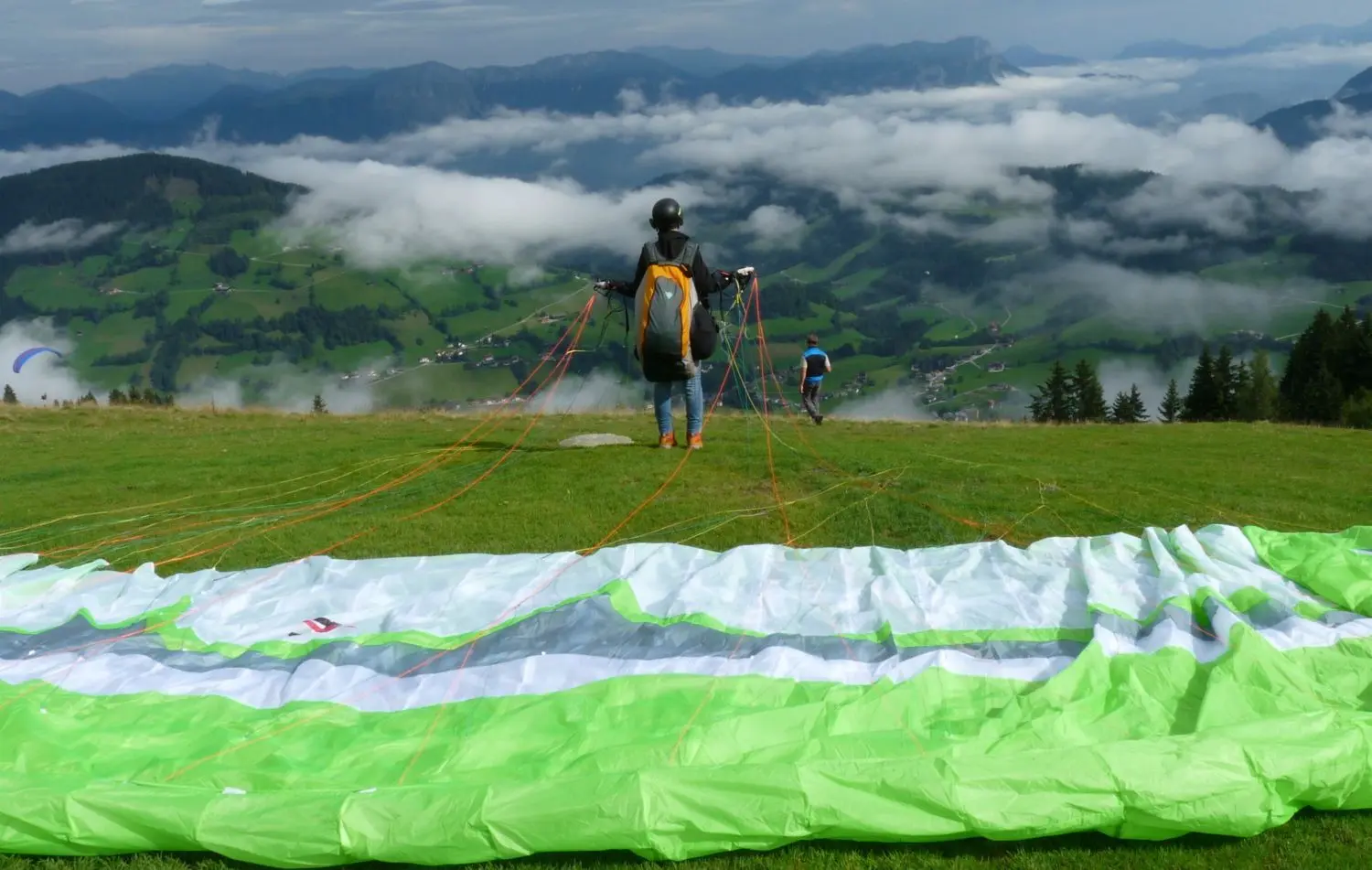 Das Fliegen liegt in der Familie: Deike Schwarz beim Start mit dem Gleitschirm.