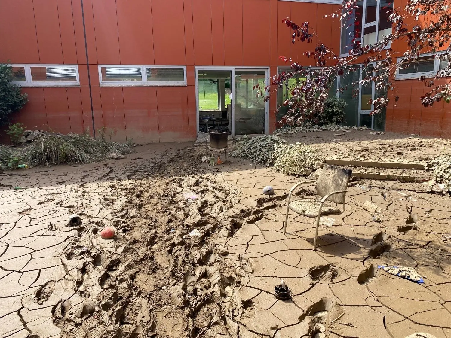 Zum Teil dutzende Zentimeter hoch steht der Schlamm auf den Straßen und in Gebäuden. Wo es nicht nass ist, prägt Staub das Bild.