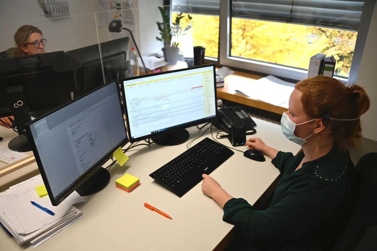 Zita Vogl (rechts) an ihrem Arbeitsplatz.