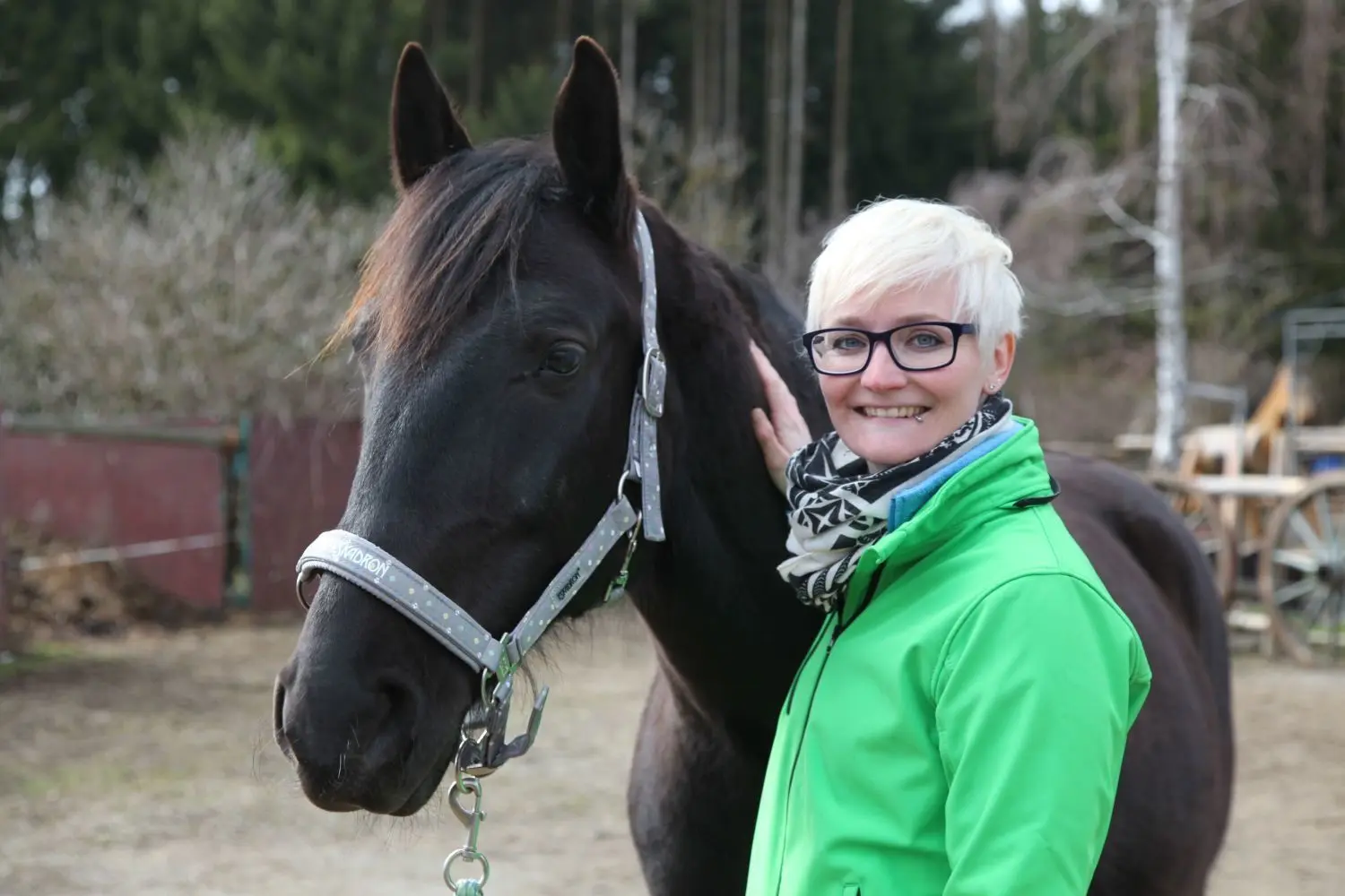 Madeline Fausel mit ihrem vierbeinigen Liebling, dem Nonius-Wallach Nino.⇥