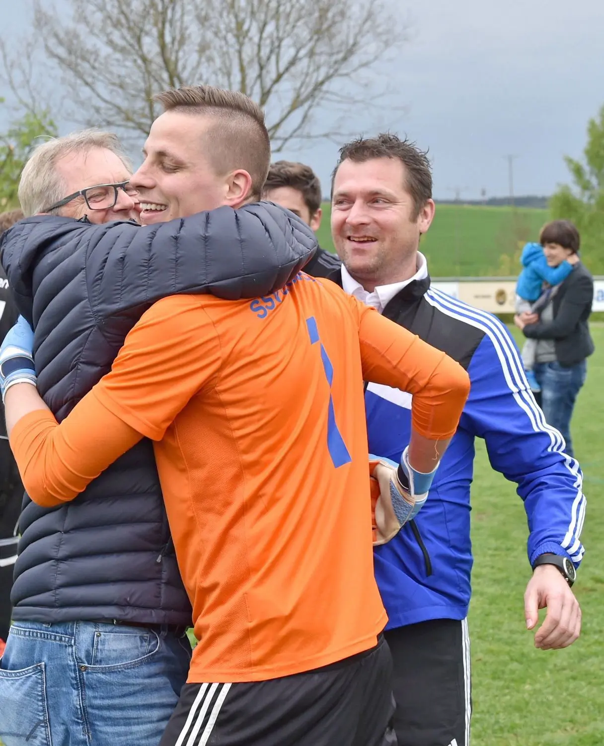 Die Väter der Erfolgsgeschichte: Fußballchef Helmut Schleker (li.) und Trainer Michael Bochtler, in der Mitte Torwart Benjamin Gralla.
