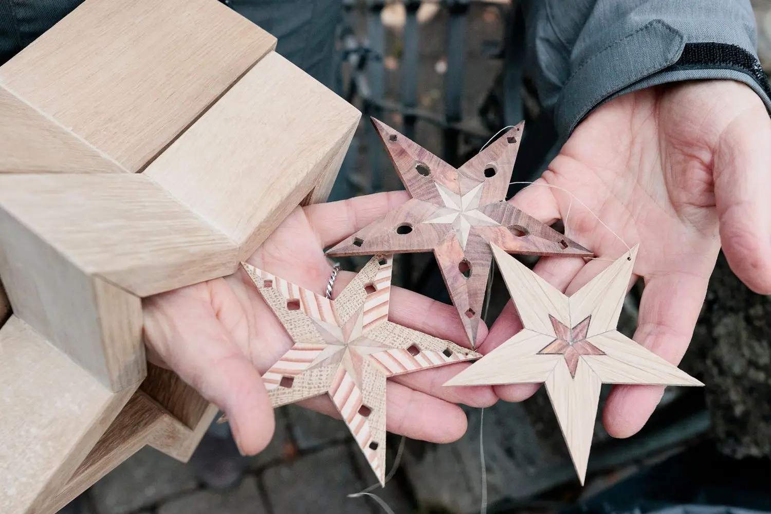 Auch Deko-Artikel aus Holz werden beim ersten Grabenstetter Weihnachtsmarkt angeboten.