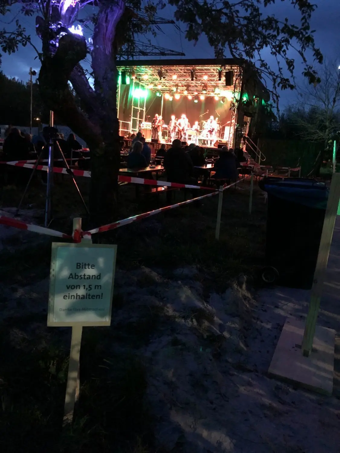 Hinweis auf gebotenen Abstand beim coronagerechten Festival.