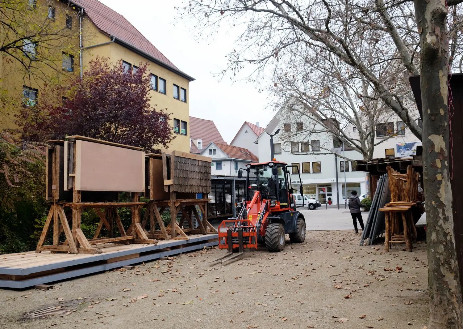 Aufgebaut waren die Stände bereits, jetzt werden sie wieder abgebaut.⇥