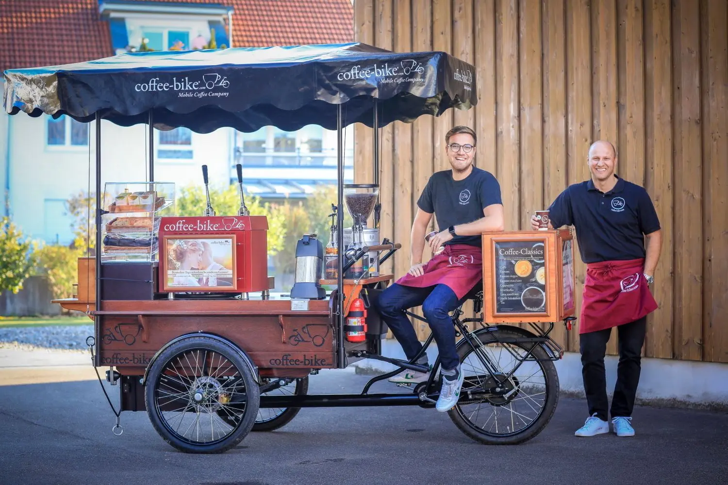 Die Betriebswirte Michael Ott (rechts) und Fabian Baur sind ausgebildete Baristi und können mit ihrem Coffee-Bike sogar radeln.