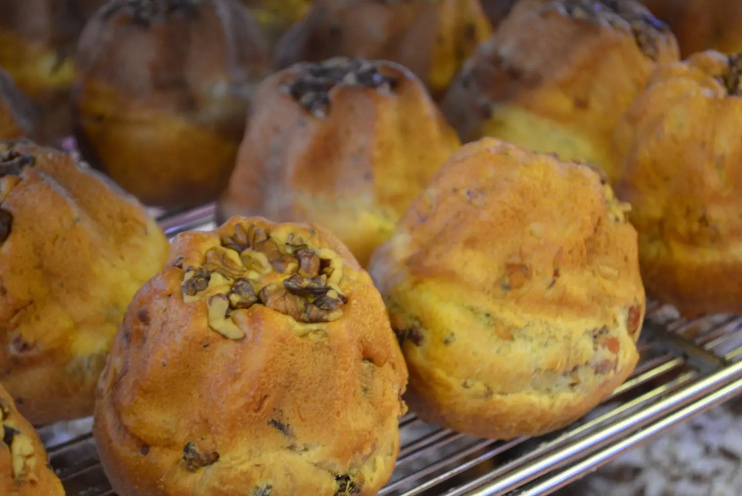 Straßburger Weihnachtsmarkt 2022: Frisch gebackener Mini-Gugelhupf.