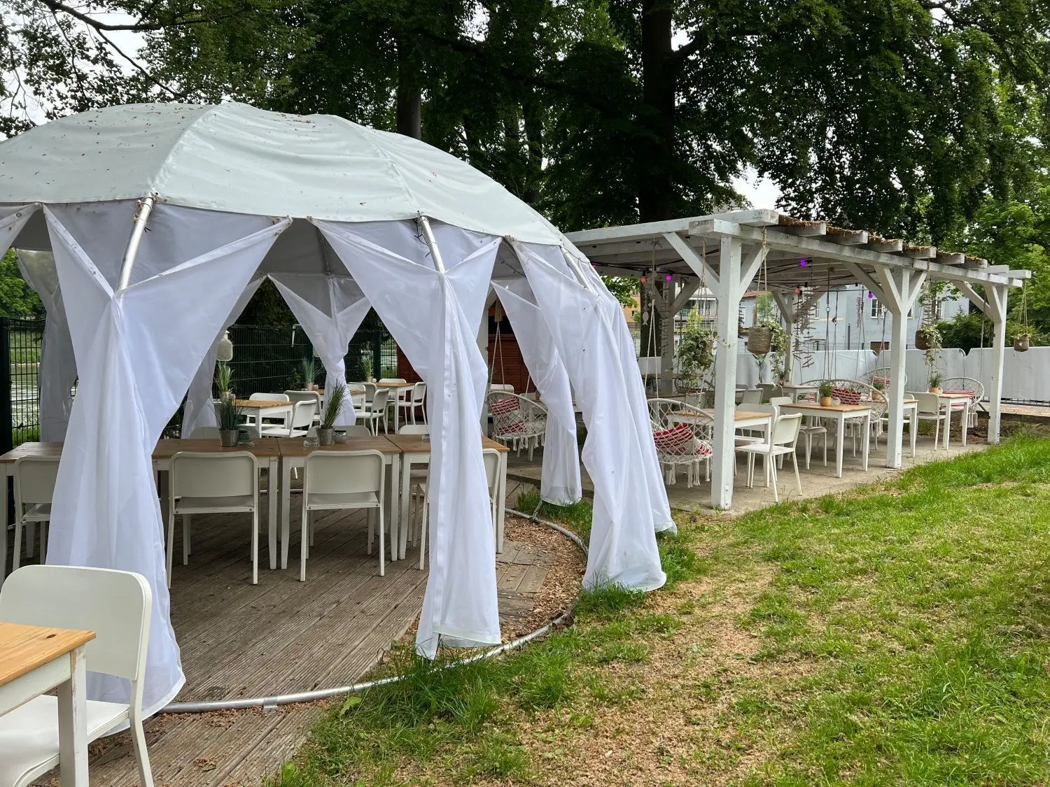 Regensicher und Instagramable: Der Beach-Bereich wurde durch fünf Baldachin-Pavillons erweitert.