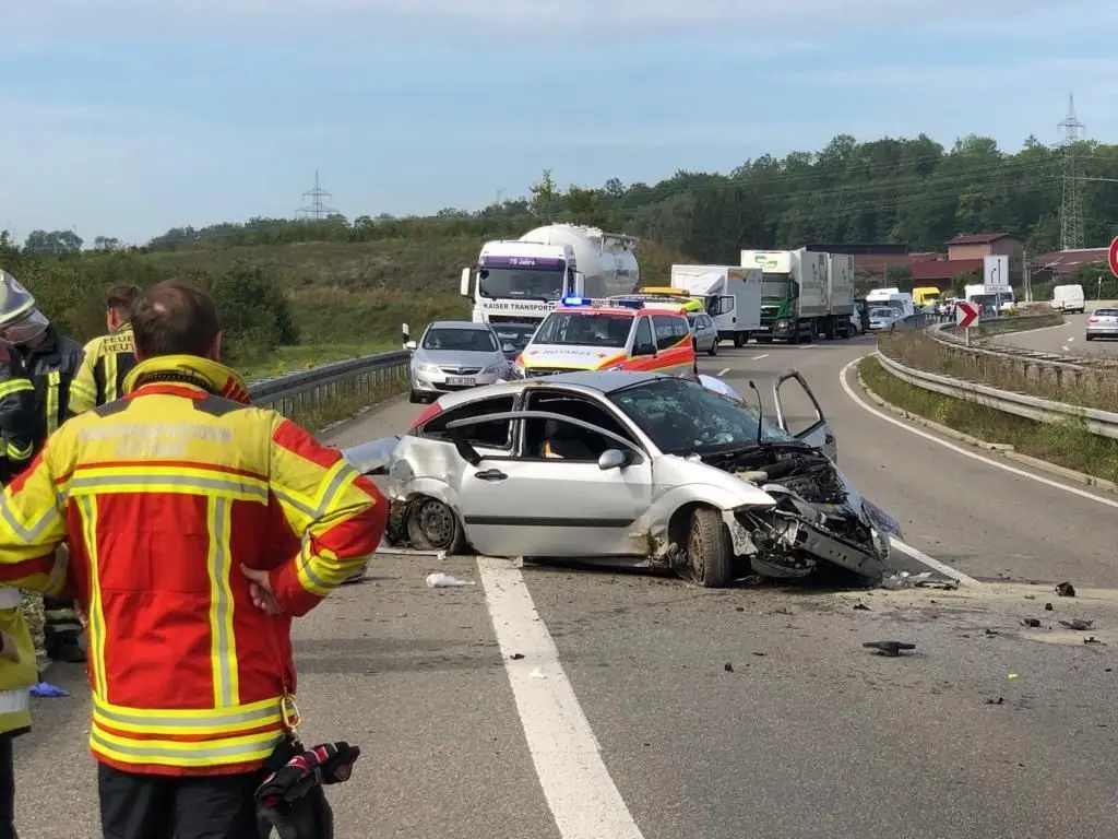 Schwerer Verkehrsunfall auf der B28 bei Metzingen.