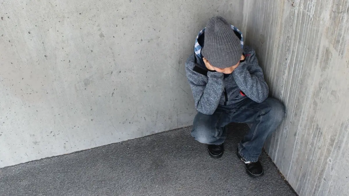 Ein Kind allein in der Ecke. Vernachlässigung ist die häufigste Form der Kindeswohlgefährdung. Die Zahl der Inobhutnahmen im Landkreis Spree-Neiße ist Anfang 2023 stark gestiegen.
Kind in der Ecke