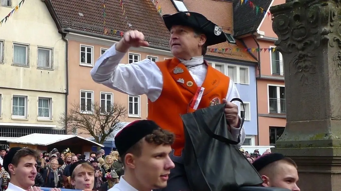 Nein, für Landrat Günther-Martin Pauli war es keine Premiere, er wurde nicht zum ersten Mal gebräutelt. Vielleicht machte er deswegen so eine gute Figur auf der Bräutelstange.