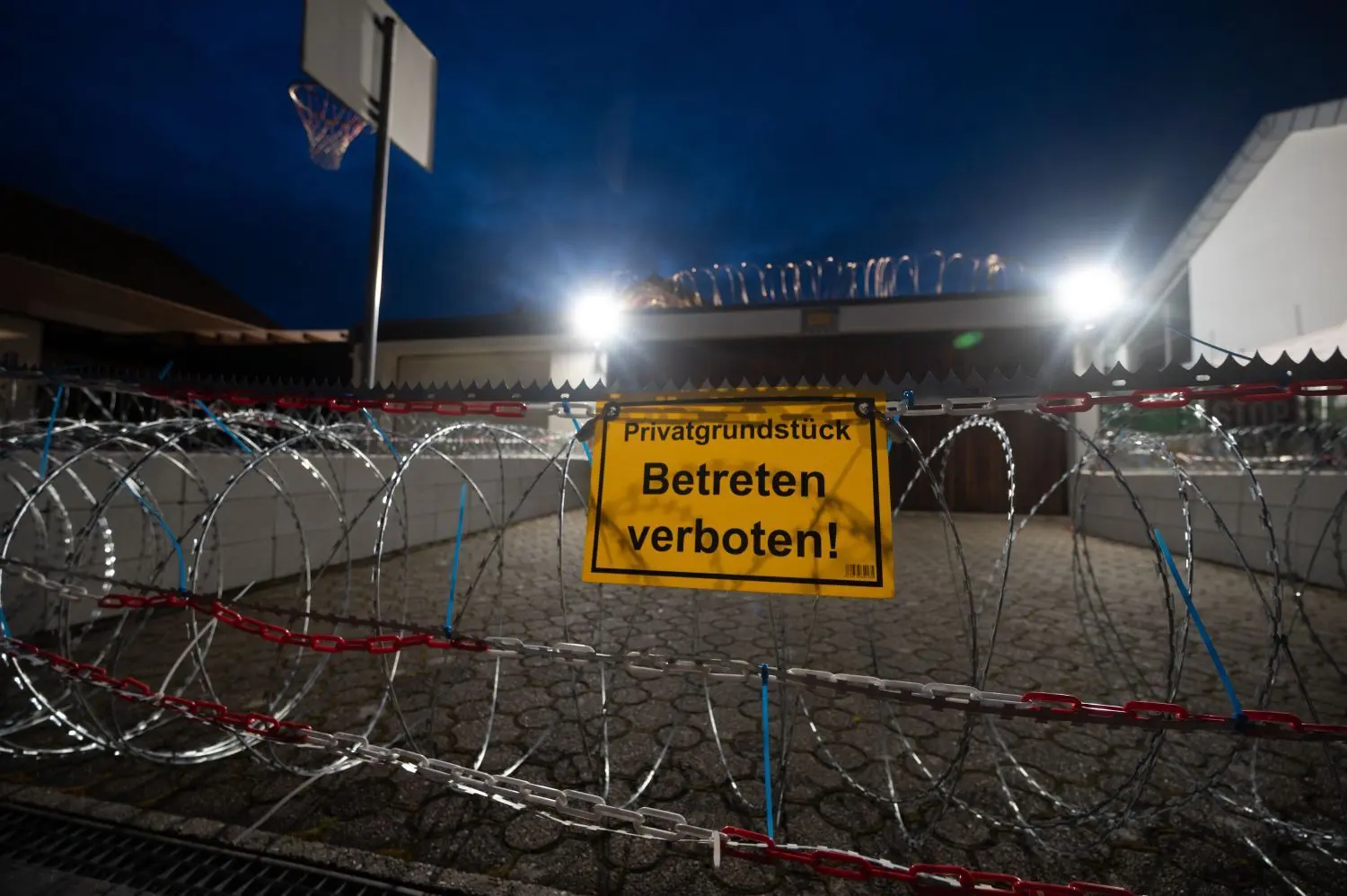 Messerscharfer Natodraht und gleißendes Flutlicht sowie Überwachungskameras nerven Nachbarn am Ahornweg in Albershausen.