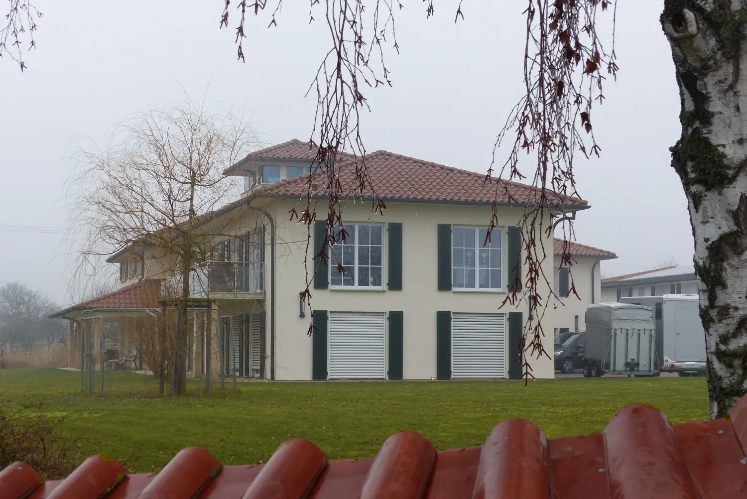 In Güglingen (Kreis Heilbronn) ist ein 15-Jähriger getötet worden. Zu dem Reiterhof, auf dem sich die Tat ereignete, gehört auch dieses Haus im toskanischen Stil.