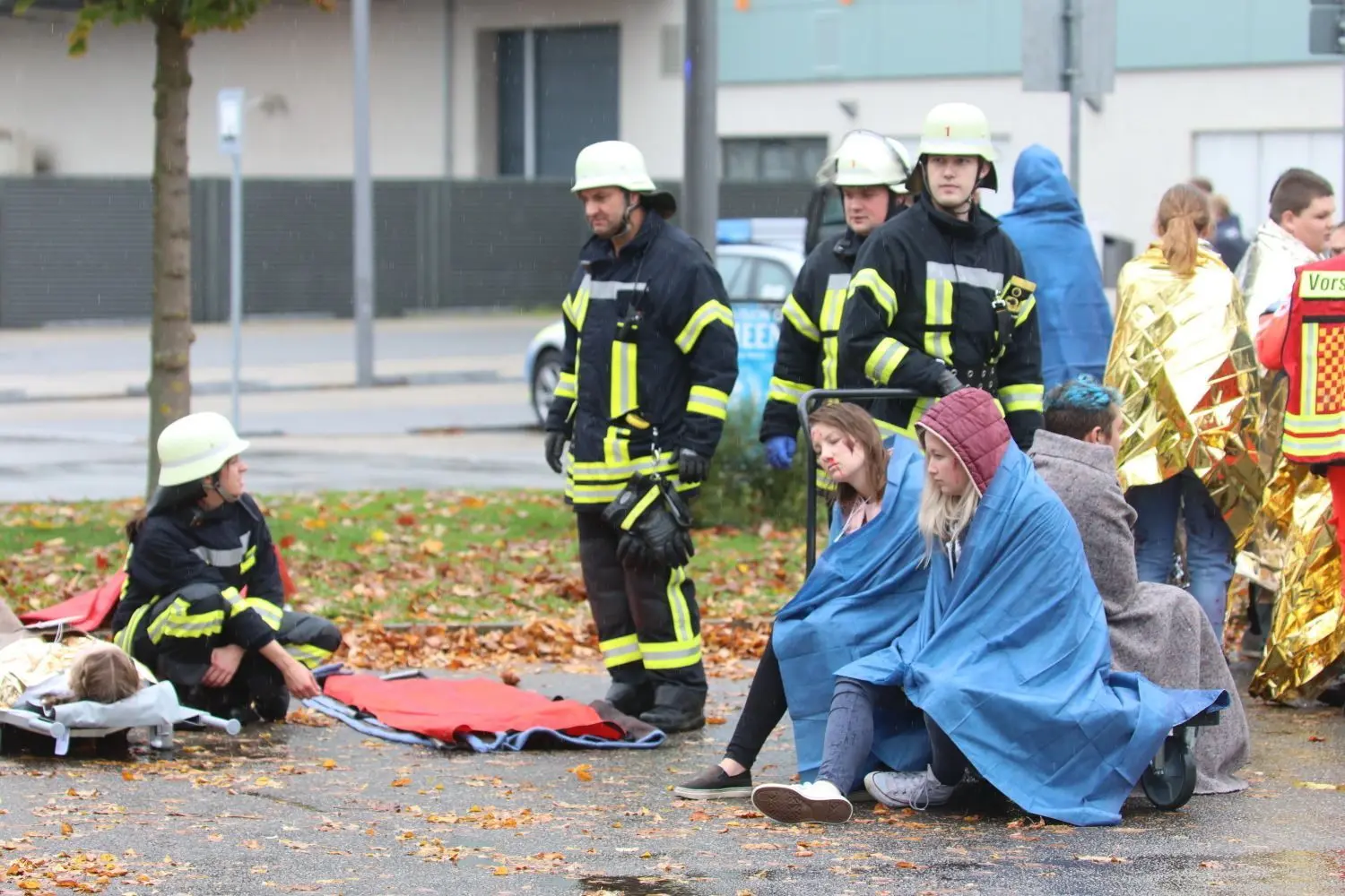 Die Einsatzkräfte übten in der Ratiopharm-Arena in Neu-Ulm einen Anti-Terror-Einsatz, unterstützt von freiwilligen Helfern, die als Opferdarsteller teilnahmen und geschminkte Wunden aufwiesen. Polizisten sicherten die Umgebung, im südlichen Landkreis reagierte die Feuerwehr auf einen fiktiven Unfall.⇥