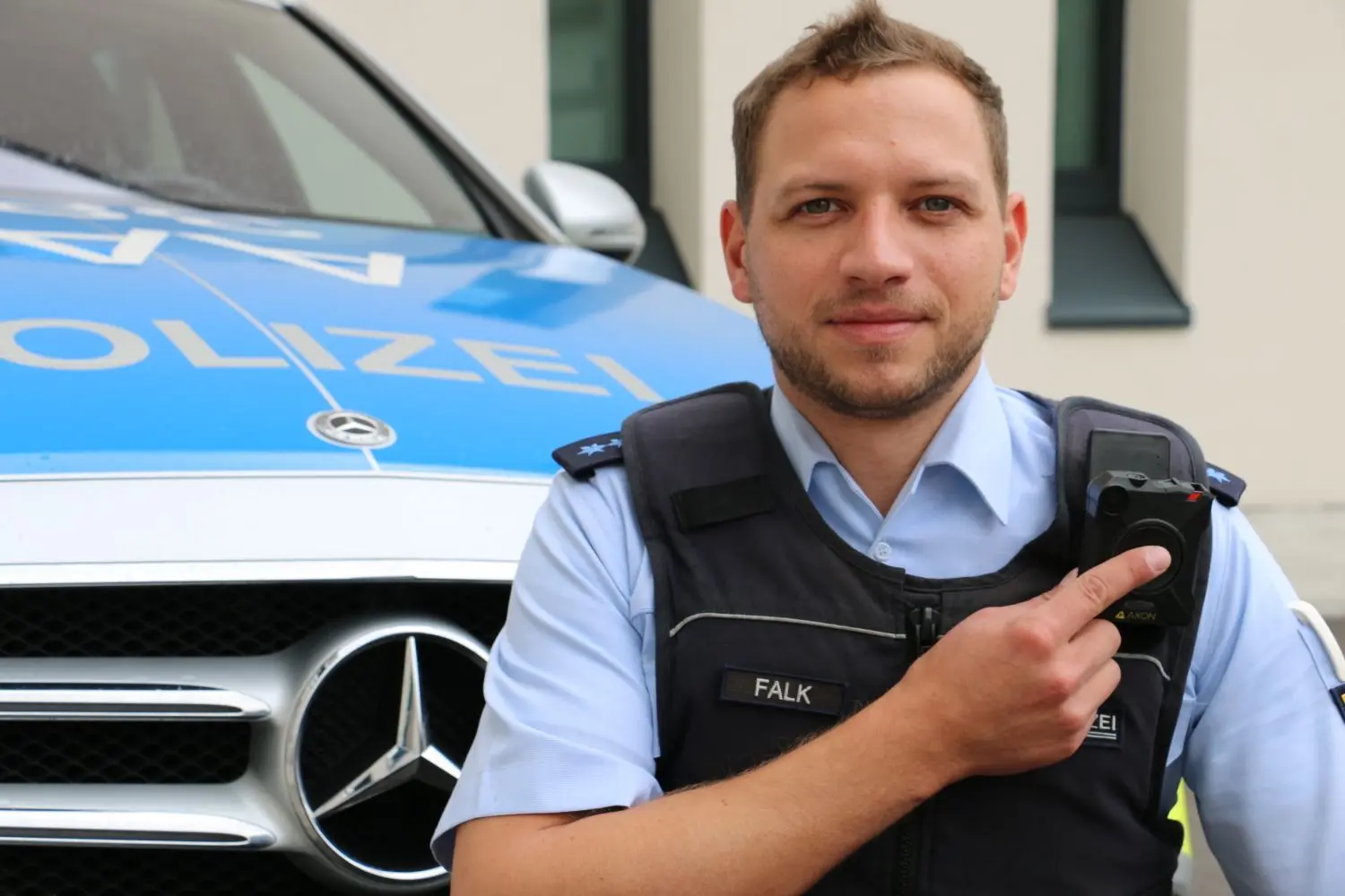 Der Haller Polizeiobermeister Markus Falk schaltet seine Bodycam ein. Ab sofort kommen die kleinen Kameras auch im Landkreis Hall zum Einsatz. ⇥