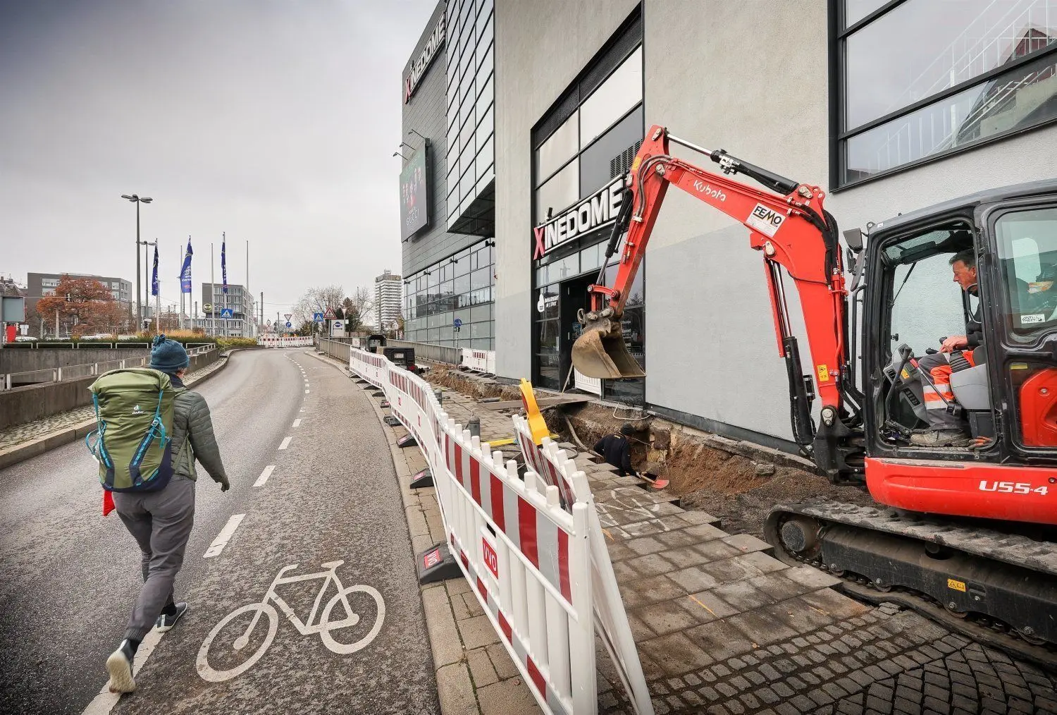 Eigentlich ist der Geh- und Radweg in der Neuen Straße abgesperrt. Auch diese Fußgängerin kommt bald nicht weiter: An der Ampel ist keine Querung auf die andere Straßenseite möglich. Dort ist alles abgeriegelt. ⇥
