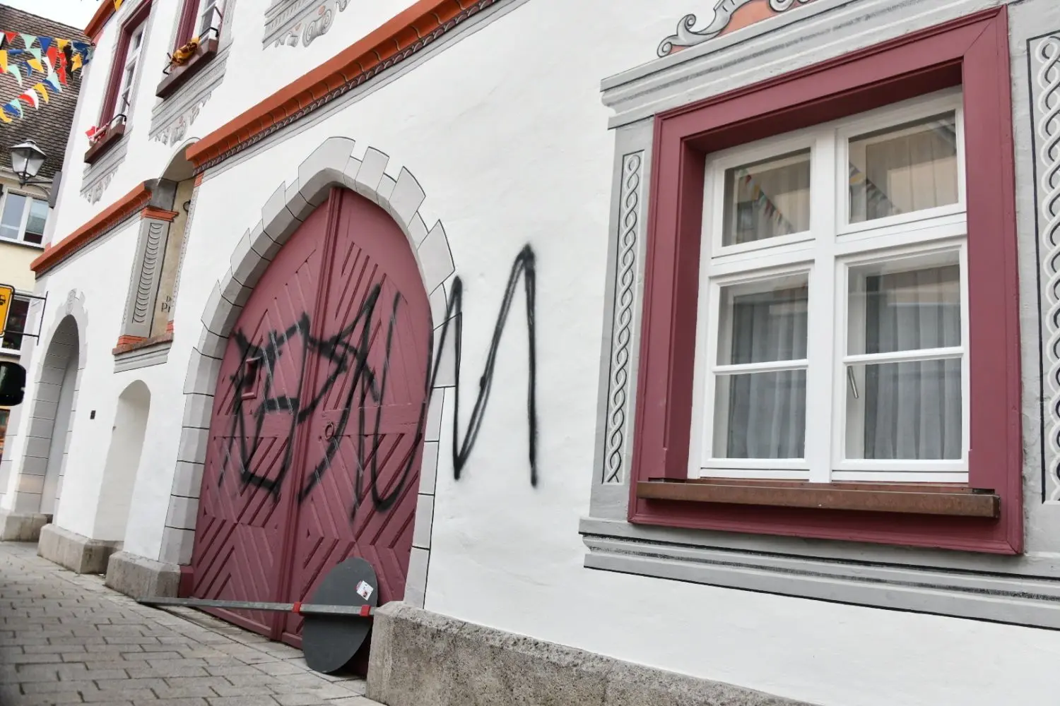 In der Munderkinger Altstadt wurden in der Nacht zum Donnerstag sowohl das frisch sanierte historische Rathaus als auch die Stadtpfarrkirche beschmiert.