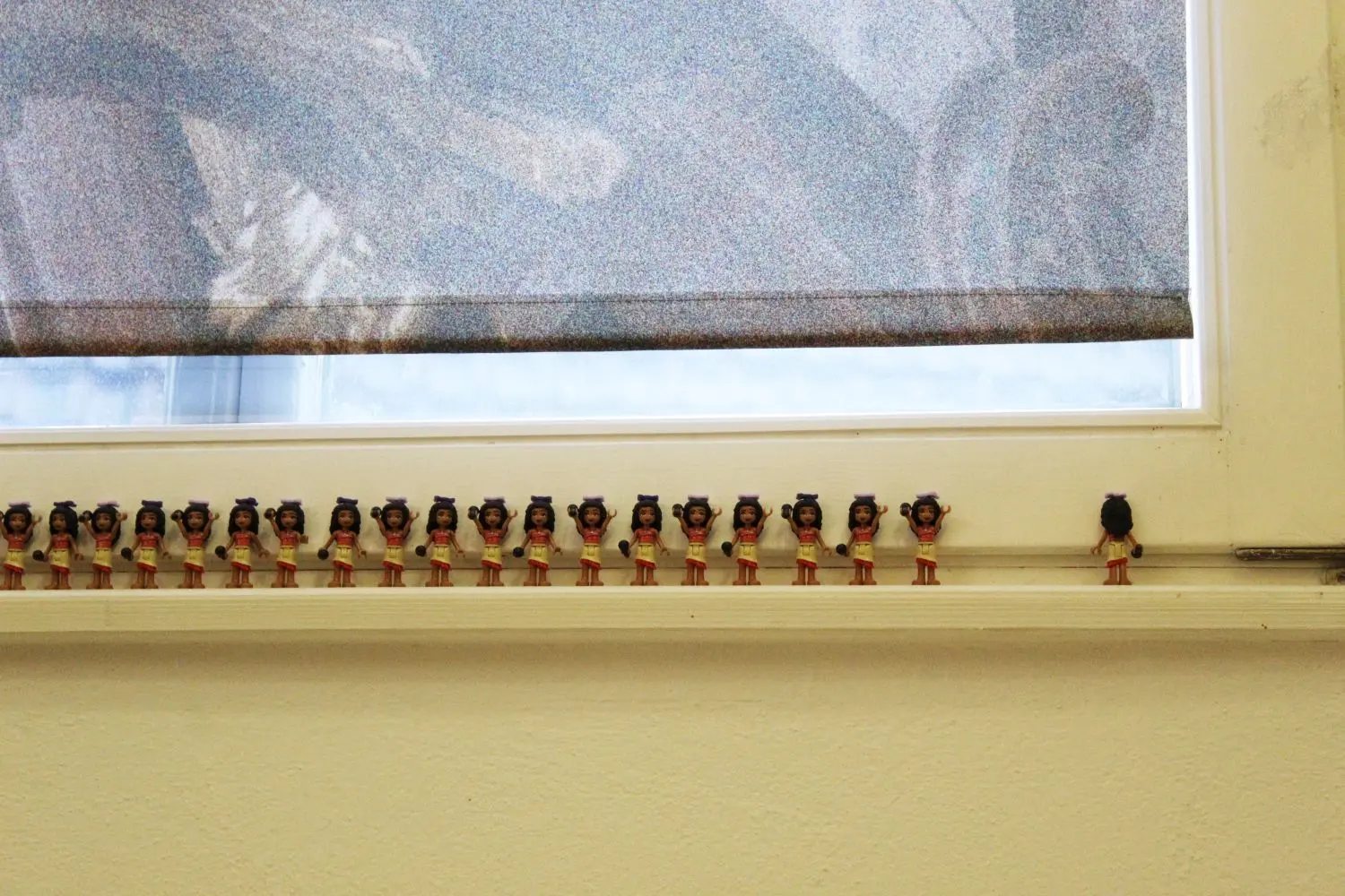 „Eine ist muggsch“ heißt diese Installation aus 40 Lego-Friends-Figuren auf einem Fenstersims im Treppenhaus. In der Tat: Eines der Mädchen dreht sich beleidigt weg.