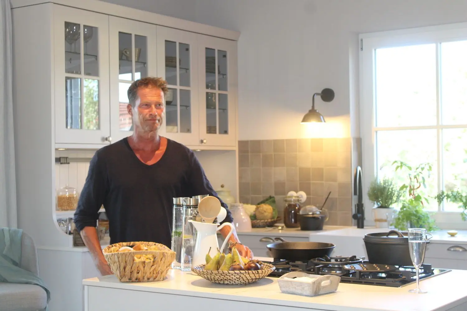 Bei einer Führung durch das Haus präsentierte Til Schweiger auch die gemütliche Landhausküche mit Kochinsel.⇥