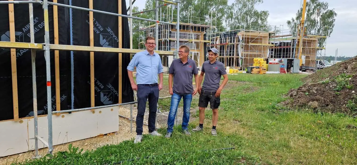 Sieben der neun Häuschen stehen schon: Stefan Mannes, Jonas Häge und Manfred Dürr (von links) im Feriendorf Schwarzfelder Hof.⇥