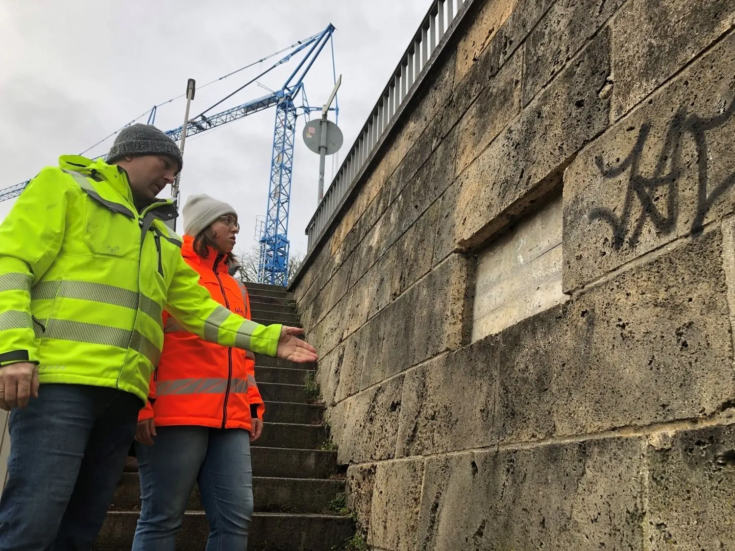 Da fehlt doch was? Richtig: Hier war eine Tafel, die an den Baumeister der Brücke, Ulrich Finsterwalder, sein Ulmer Werk sowie an die Vorgängerbrücke erinnerte. Wie Andrea Röhrer und Timo Roth von der Stadt berichten, wurde die Tafel ausgebaut, wird von der Münsterbauhütte gereinigt sowie saniert und später wieder eingebaut – ergänzt um die Daten der neuen Brücke.