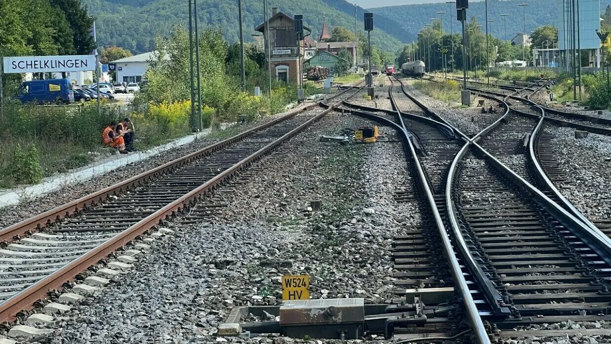 Die Bahnstrecke nach Schelklingen, vom Bahnübergang am Hammerstein aus gesehen.
Auf der Bahnstrecke Bahn Schmiechen Schelklingen hat sich ein tödlicher Unfall ereignet.