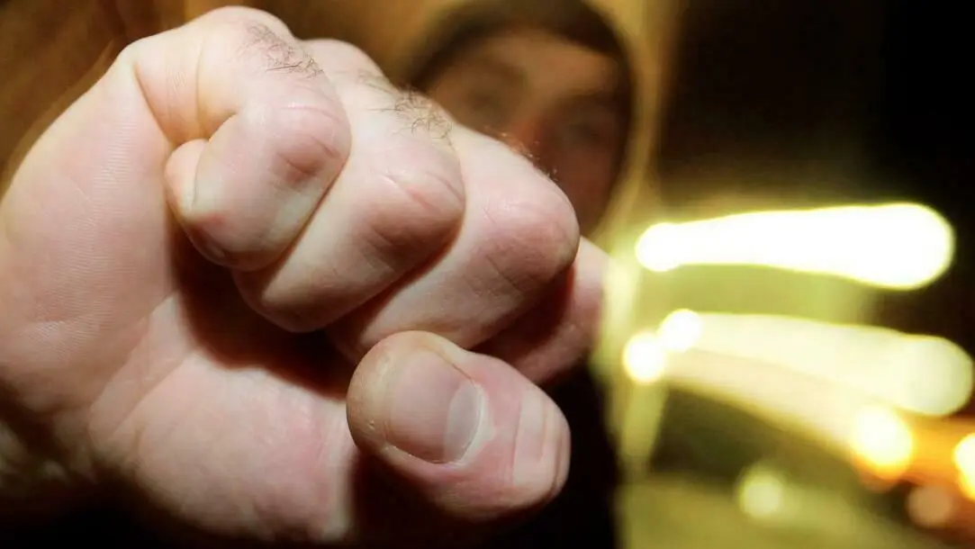 Ein 25-Jähriger soll im Juni in Crailsheim einen 32-Jährigen grundlos verprügelt und bestohlen haben. Das Opfer bleibt nach eigenen Angaben ein Leben lang gezeichnet.